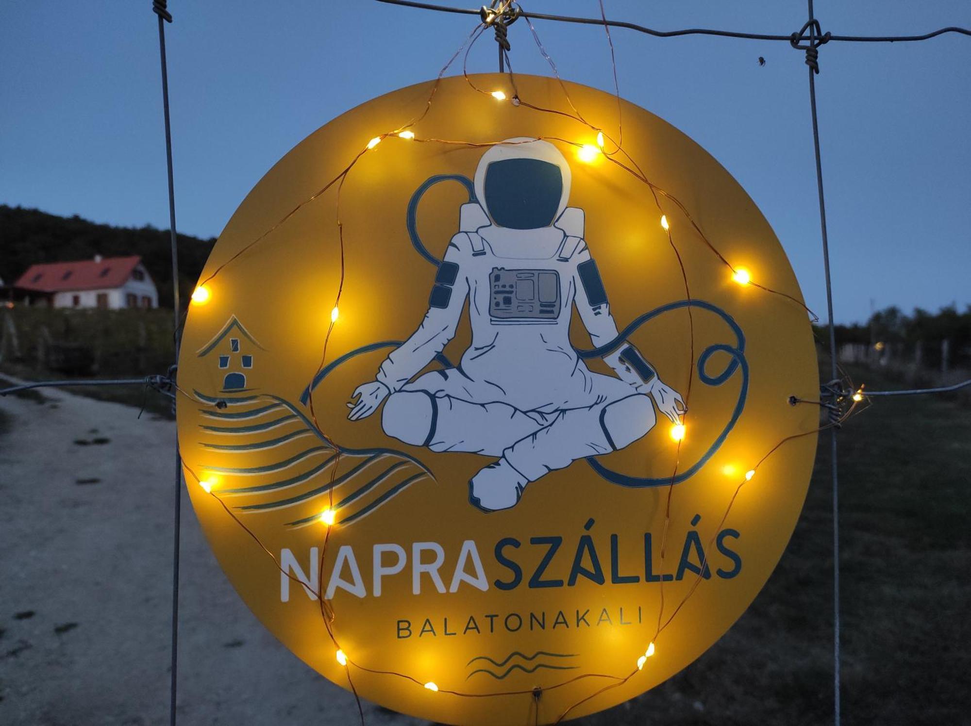 Napraszallas Vendeghaz バラトンアカリ エクステリア 写真